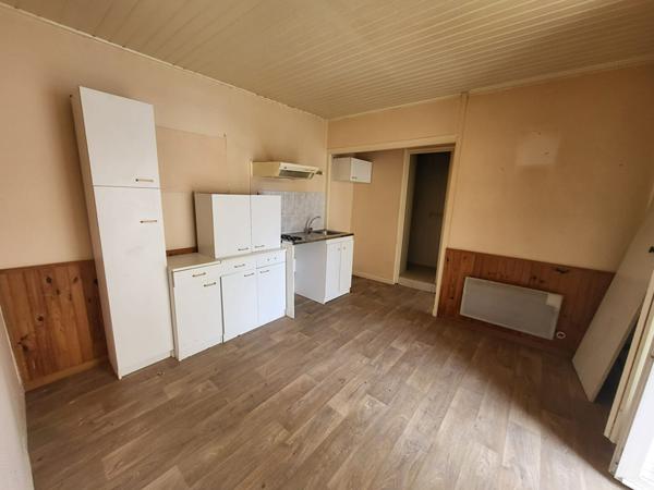 T1 BIS REZ DE CHAUSSEE BOURG DE CORON