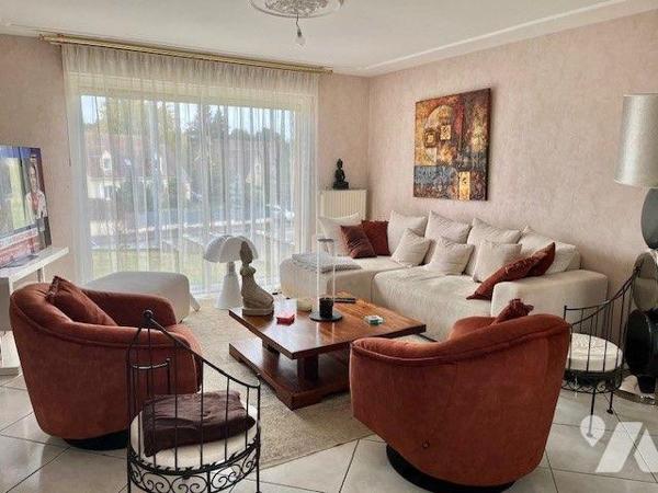 Venez découvrir cette jolie maison, idéalement située (proximité faculté du Mans ) comprenant :...