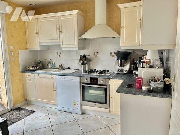 Venez découvrir cette jolie maison, idéalement située (proximité faculté du Mans ) comprenant :...