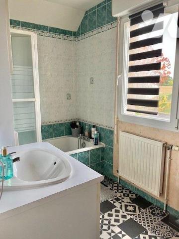 Venez découvrir cette jolie maison, idéalement située (proximité faculté du Mans ) comprenant :...