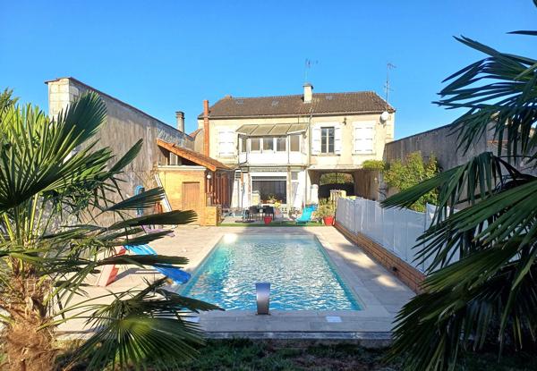 MAISON DE MAITRE AVEC PISCINE - CENTRE VILLE