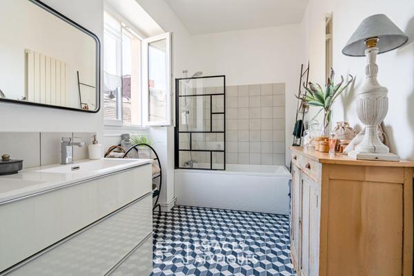 Maison ancienne rénovée au coeur d’Andresy avec cour,