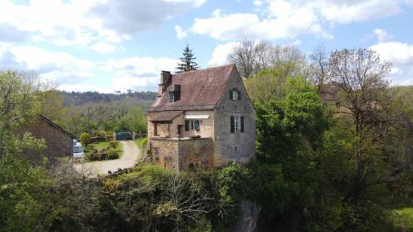 Maison ancienne - Les eyzies Maison en pierres du 17ème siècle au-dessus de la Vézère et dépendance