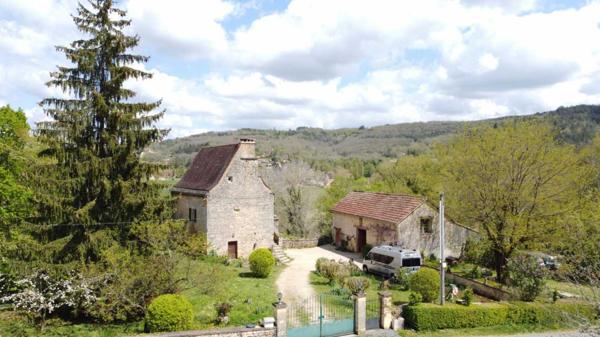 Maison ancienne - Les eyzies Maison en pierres du 17ème siècle au-dessus de la Vézère et dépendance