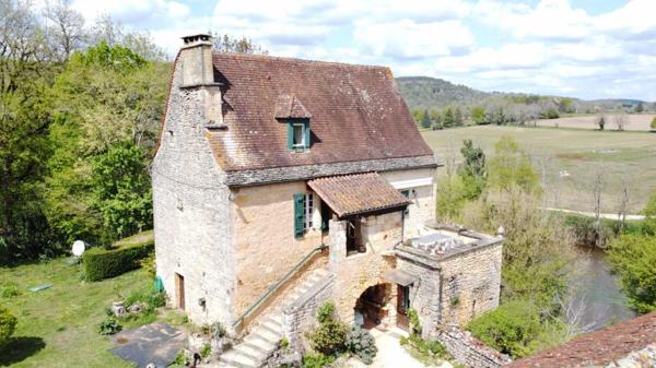 Maison ancienne - Les eyzies Maison en pierres du 17ème siècle au-dessus de la Vézère et dépendance