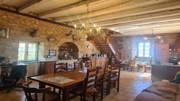 Maison ancienne - Les eyzies Maison en pierres du 17ème siècle au-dessus de la Vézère et dépendance