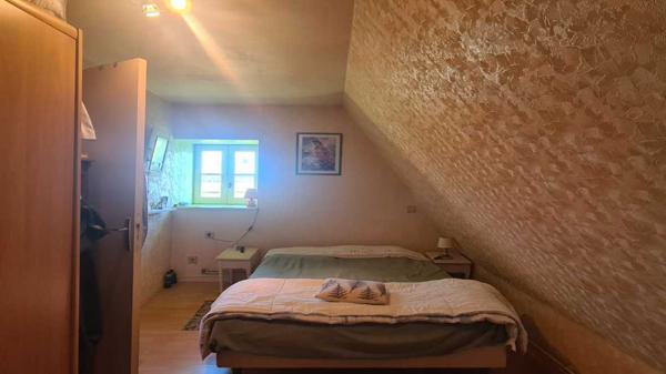 Maison ancienne - Les eyzies Maison en pierres du 17ème siècle au-dessus de la Vézère et dépendance