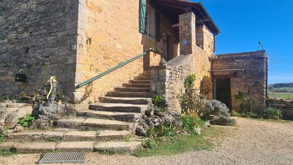 Maison ancienne - Les eyzies Maison en pierres du 17ème siècle au-dessus de la Vézère et dépendance
