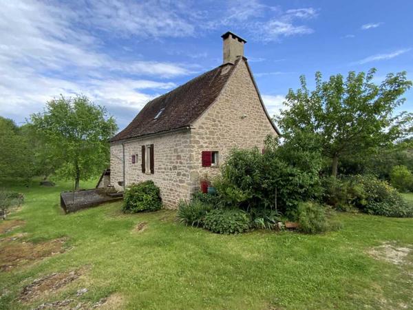 Maison ancienne - Gramat Maison en pierre sur le secteur de GRAMAT avec trois chambres et deux dépendances, 4380 m² de terrain.