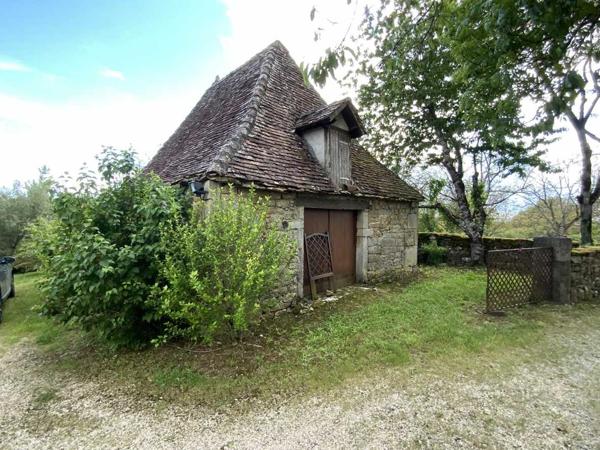 Maison ancienne - Gramat Maison en pierre sur le secteur de GRAMAT avec trois chambres et deux dépendances, 4380 m² de terrain.