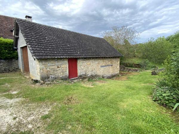 Maison ancienne - Gramat Maison en pierre sur le secteur de GRAMAT avec trois chambres et deux dépendances, 4380 m² de terrain.