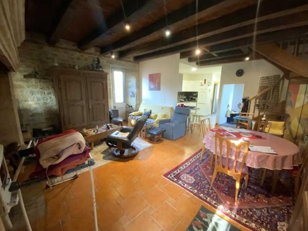 Maison ancienne - Gramat Maison en pierre sur le secteur de GRAMAT avec trois chambres et deux dépendances, 4380 m² de terrain.