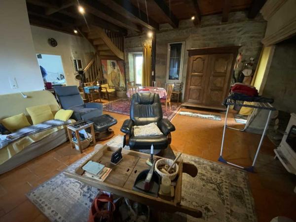 Maison ancienne - Gramat Maison en pierre sur le secteur de GRAMAT avec trois chambres et deux dépendances, 4380 m² de terrain.