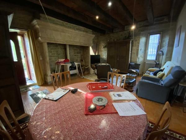 Maison ancienne - Gramat Maison en pierre sur le secteur de GRAMAT avec trois chambres et deux dépendances, 4380 m² de terrain.