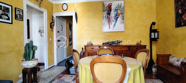Appartement T3 de 72 m² – Hypercentre de Pau – Garage, cave et fort potentiel d'évolution.
Situé en plein cœur de Pau, à seulement 2 minutes à pied des Halles, découvrez cet appartement T3 de 72 m² au 2ᵉ étage d'un immeuble sans ascenseur, bénéficiant d'un emplacement privilégié à proximité immédiate des commerces, des restaurants, des écoles et de toutes les commodités.
L'appartement se compose d'une spacieuse pièce de vie, d'une grande cuisine équipée, de deux chambres et d'une salle de bain qui pourra être remise au goût du jour selon vos envies.
Ce bien est complété par des prestations rares en centre-ville :
Une cave de 19 m².
Un garage privatif de 19 m².
Une chambre de bonne de 19 m² située au dernier étage, offrant la possibilité de créer un duplex et d'augmenter la surface habitable.
Avec son emplacement recherché et son fort potentiel d'aménagement, cet appartement conviendra aussi bien à une résidence principale qu'à un investissement patrimonial.

Une opportunité rare en hypercentre de Pau.
Vous pouvez me joindre à votre convenance, je vous en remercie par avance.
Visite possible 7/7JOURS