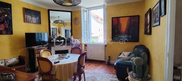 Appartement T3 de 72 m² – Hypercentre de Pau – Garage, cave et fort potentiel d'évolution.
Situé en plein cœur de Pau, à seulement 2 minutes à pied des Halles, découvrez cet appartement T3 de 72 m² au 2ᵉ étage d'un immeuble sans ascenseur, bénéficiant d'un emplacement privilégié à proximité immédiate des commerces, des restaurants, des écoles et de toutes les commodités.
L'appartement se compose d'une spacieuse pièce de vie, d'une grande cuisine équipée, de deux chambres et d'une salle de bain qui pourra être remise au goût du jour selon vos envies.
Ce bien est complété par des prestations rares en centre-ville :
Une cave de 19 m².
Un garage privatif de 19 m².
Une chambre de bonne de 19 m² située au dernier étage, offrant la possibilité de créer un duplex et d'augmenter la surface habitable.
Avec son emplacement recherché et son fort potentiel d'aménagement, cet appartement conviendra aussi bien à une résidence principale qu'à un investissement patrimonial.

Une opportunité rare en hypercentre de Pau.
Vous pouvez me joindre à votre convenance, je vous en remercie par avance.
Visite possible 7/7JOURS
