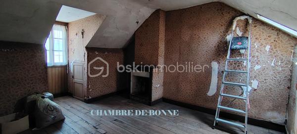 Appartement T3 de 72 m² – Hypercentre de Pau – Garage, cave et fort potentiel d'évolution.
Situé en plein cœur de Pau, à seulement 2 minutes à pied des Halles, découvrez cet appartement T3 de 72 m² au 2ᵉ étage d'un immeuble sans ascenseur, bénéficiant d'un emplacement privilégié à proximité immédiate des commerces, des restaurants, des écoles et de toutes les commodités.
L'appartement se compose d'une spacieuse pièce de vie, d'une grande cuisine équipée, de deux chambres et d'une salle de bain qui pourra être remise au goût du jour selon vos envies.
Ce bien est complété par des prestations rares en centre-ville :
Une cave de 19 m².
Un garage privatif de 19 m².
Une chambre de bonne de 19 m² située au dernier étage, offrant la possibilité de créer un duplex et d'augmenter la surface habitable.
Avec son emplacement recherché et son fort potentiel d'aménagement, cet appartement conviendra aussi bien à une résidence principale qu'à un investissement patrimonial.

Une opportunité rare en hypercentre de Pau.
Vous pouvez me joindre à votre convenance, je vous en remercie par avance.
Visite possible 7/7JOURS