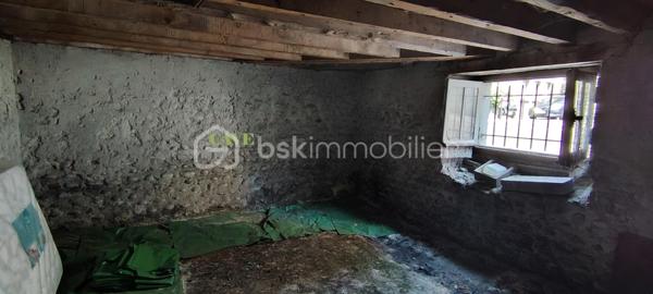 Appartement T3 de 72 m² – Hypercentre de Pau – Garage, cave et fort potentiel d'évolution.
Situé en plein cœur de Pau, à seulement 2 minutes à pied des Halles, découvrez cet appartement T3 de 72 m² au 2ᵉ étage d'un immeuble sans ascenseur, bénéficiant d'un emplacement privilégié à proximité immédiate des commerces, des restaurants, des écoles et de toutes les commodités.
L'appartement se compose d'une spacieuse pièce de vie, d'une grande cuisine équipée, de deux chambres et d'une salle de bain qui pourra être remise au goût du jour selon vos envies.
Ce bien est complété par des prestations rares en centre-ville :
Une cave de 19 m².
Un garage privatif de 19 m².
Une chambre de bonne de 19 m² située au dernier étage, offrant la possibilité de créer un duplex et d'augmenter la surface habitable.
Avec son emplacement recherché et son fort potentiel d'aménagement, cet appartement conviendra aussi bien à une résidence principale qu'à un investissement patrimonial.

Une opportunité rare en hypercentre de Pau.
Vous pouvez me joindre à votre convenance, je vous en remercie par avance.
Visite possible 7/7JOURS