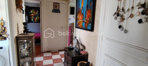 Appartement T3 de 72 m² – Hypercentre de Pau – Garage, cave et fort potentiel d'évolution.
Situé en plein cœur de Pau, à seulement 2 minutes à pied des Halles, découvrez cet appartement T3 de 72 m² au 2ᵉ étage d'un immeuble sans ascenseur, bénéficiant d'un emplacement privilégié à proximité immédiate des commerces, des restaurants, des écoles et de toutes les commodités.
L'appartement se compose d'une spacieuse pièce de vie, d'une grande cuisine équipée, de deux chambres et d'une salle de bain qui pourra être remise au goût du jour selon vos envies.
Ce bien est complété par des prestations rares en centre-ville :
Une cave de 19 m².
Un garage privatif de 19 m².
Une chambre de bonne de 19 m² située au dernier étage, offrant la possibilité de créer un duplex et d'augmenter la surface habitable.
Avec son emplacement recherché et son fort potentiel d'aménagement, cet appartement conviendra aussi bien à une résidence principale qu'à un investissement patrimonial.

Une opportunité rare en hypercentre de Pau.
Vous pouvez me joindre à votre convenance, je vous en remercie par avance.
Visite possible 7/7JOURS