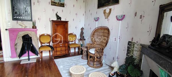 Appartement T3 de 72 m² – Hypercentre de Pau – Garage, cave et fort potentiel d'évolution.
Situé en plein cœur de Pau, à seulement 2 minutes à pied des Halles, découvrez cet appartement T3 de 72 m² au 2ᵉ étage d'un immeuble sans ascenseur, bénéficiant d'un emplacement privilégié à proximité immédiate des commerces, des restaurants, des écoles et de toutes les commodités.
L'appartement se compose d'une spacieuse pièce de vie, d'une grande cuisine équipée, de deux chambres et d'une salle de bain qui pourra être remise au goût du jour selon vos envies.
Ce bien est complété par des prestations rares en centre-ville :
Une cave de 19 m².
Un garage privatif de 19 m².
Une chambre de bonne de 19 m² située au dernier étage, offrant la possibilité de créer un duplex et d'augmenter la surface habitable.
Avec son emplacement recherché et son fort potentiel d'aménagement, cet appartement conviendra aussi bien à une résidence principale qu'à un investissement patrimonial.

Une opportunité rare en hypercentre de Pau.
Vous pouvez me joindre à votre convenance, je vous en remercie par avance.
Visite possible 7/7JOURS