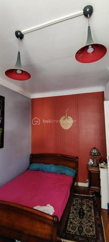 Appartement T3 de 72 m² – Hypercentre de Pau – Garage, cave et fort potentiel d'évolution.
Situé en plein cœur de Pau, à seulement 2 minutes à pied des Halles, découvrez cet appartement T3 de 72 m² au 2ᵉ étage d'un immeuble sans ascenseur, bénéficiant d'un emplacement privilégié à proximité immédiate des commerces, des restaurants, des écoles et de toutes les commodités.
L'appartement se compose d'une spacieuse pièce de vie, d'une grande cuisine équipée, de deux chambres et d'une salle de bain qui pourra être remise au goût du jour selon vos envies.
Ce bien est complété par des prestations rares en centre-ville :
Une cave de 19 m².
Un garage privatif de 19 m².
Une chambre de bonne de 19 m² située au dernier étage, offrant la possibilité de créer un duplex et d'augmenter la surface habitable.
Avec son emplacement recherché et son fort potentiel d'aménagement, cet appartement conviendra aussi bien à une résidence principale qu'à un investissement patrimonial.

Une opportunité rare en hypercentre de Pau.
Vous pouvez me joindre à votre convenance, je vous en remercie par avance.
Visite possible 7/7JOURS