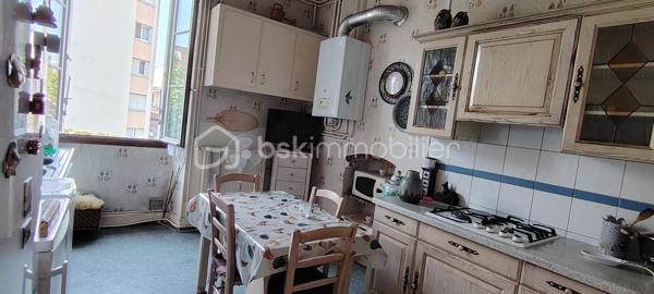 Appartement T3 de 72 m² – Hypercentre de Pau – Garage, cave et fort potentiel d'évolution.
Situé en plein cœur de Pau, à seulement 2 minutes à pied des Halles, découvrez cet appartement T3 de 72 m² au 2ᵉ étage d'un immeuble sans ascenseur, bénéficiant d'un emplacement privilégié à proximité immédiate des commerces, des restaurants, des écoles et de toutes les commodités.
L'appartement se compose d'une spacieuse pièce de vie, d'une grande cuisine équipée, de deux chambres et d'une salle de bain qui pourra être remise au goût du jour selon vos envies.
Ce bien est complété par des prestations rares en centre-ville :
Une cave de 19 m².
Un garage privatif de 19 m².
Une chambre de bonne de 19 m² située au dernier étage, offrant la possibilité de créer un duplex et d'augmenter la surface habitable.
Avec son emplacement recherché et son fort potentiel d'aménagement, cet appartement conviendra aussi bien à une résidence principale qu'à un investissement patrimonial.

Une opportunité rare en hypercentre de Pau.
Vous pouvez me joindre à votre convenance, je vous en remercie par avance.
Visite possible 7/7JOURS