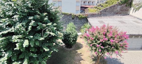 Appartement T3 de 72 m² – Hypercentre de Pau – Garage, cave et fort potentiel d'évolution.
Situé en plein cœur de Pau, à seulement 2 minutes à pied des Halles, découvrez cet appartement T3 de 72 m² au 2ᵉ étage d'un immeuble sans ascenseur, bénéficiant d'un emplacement privilégié à proximité immédiate des commerces, des restaurants, des écoles et de toutes les commodités.
L'appartement se compose d'une spacieuse pièce de vie, d'une grande cuisine équipée, de deux chambres et d'une salle de bain qui pourra être remise au goût du jour selon vos envies.
Ce bien est complété par des prestations rares en centre-ville :
Une cave de 19 m².
Un garage privatif de 19 m².
Une chambre de bonne de 19 m² située au dernier étage, offrant la possibilité de créer un duplex et d'augmenter la surface habitable.
Avec son emplacement recherché et son fort potentiel d'aménagement, cet appartement conviendra aussi bien à une résidence principale qu'à un investissement patrimonial.

Une opportunité rare en hypercentre de Pau.
Vous pouvez me joindre à votre convenance, je vous en remercie par avance.
Visite possible 7/7JOURS