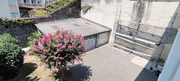 Appartement T3 de 72 m² – Hypercentre de Pau – Garage, cave et fort potentiel d'évolution.
Situé en plein cœur de Pau, à seulement 2 minutes à pied des Halles, découvrez cet appartement T3 de 72 m² au 2ᵉ étage d'un immeuble sans ascenseur, bénéficiant d'un emplacement privilégié à proximité immédiate des commerces, des restaurants, des écoles et de toutes les commodités.
L'appartement se compose d'une spacieuse pièce de vie, d'une grande cuisine équipée, de deux chambres et d'une salle de bain qui pourra être remise au goût du jour selon vos envies.
Ce bien est complété par des prestations rares en centre-ville :
Une cave de 19 m².
Un garage privatif de 19 m².
Une chambre de bonne de 19 m² située au dernier étage, offrant la possibilité de créer un duplex et d'augmenter la surface habitable.
Avec son emplacement recherché et son fort potentiel d'aménagement, cet appartement conviendra aussi bien à une résidence principale qu'à un investissement patrimonial.

Une opportunité rare en hypercentre de Pau.
Vous pouvez me joindre à votre convenance, je vous en remercie par avance.
Visite possible 7/7JOURS