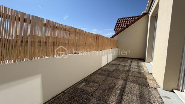 Découvrez cet appartement spacieux et lumineux de 96 m² au sol et 80m2 carrez idéalement situé dans le quartier centre ville Jean Jaurès, offrant un cadre de vie confortable et pratique. 
Profitez d'un environnement vibrant où tranquillité et commodités se conjuguent à la perfection.

Séjour spacieux de plus de 25m2, chambres de 14, 12,5, 12m2;

Avec ses quatre pièces lumineuses, cet appartement se niche au dernier étage d'un immeuble moderne de trois étages ravalé récemment. 

Imaginez-vous prendre votre petit déjeuner sur la terrasse bien exposée, entourée de sérénité. Doté d'un box et d'une place de parking en sous-sol, un  cellier complète ce bien qui coche toutes les cases.

L'intérieur est agencé avec soin, proposant un séjour accueillant, prêt à recevoir famille et amis. Bien entretenu, sans travaux à prévoir,  nombreux rangements et dressing.

Son élégance vous séduira. Le tout est en copropriété bien gérée, avec des charges annuelles de 2400€.

Résidence sécurisée avec Vigik, digicode, ascenseur, à l'abri des nuisances sonores.

À proximité des commerces, transports et des écoles, l'accessibilité est un atout majeur. Ce bien n'attend que vous pour écrire votre nouvelle histoire. 
Contactez FABRICE MARTIN  pour une visite.