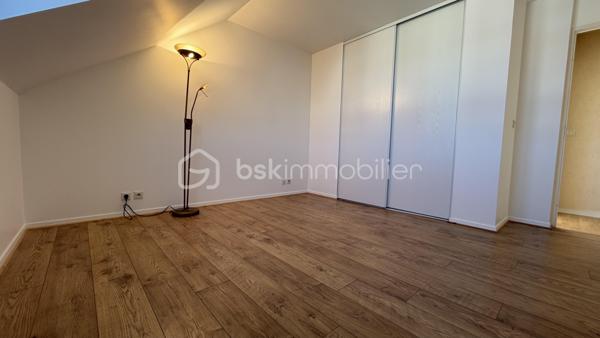 Découvrez cet appartement spacieux et lumineux de 96 m² au sol et 80m2 carrez idéalement situé dans le quartier centre ville Jean Jaurès, offrant un cadre de vie confortable et pratique. 
Profitez d'un environnement vibrant où tranquillité et commodités se conjuguent à la perfection.

Séjour spacieux de plus de 25m2, chambres de 14, 12,5, 12m2;

Avec ses quatre pièces lumineuses, cet appartement se niche au dernier étage d'un immeuble moderne de trois étages ravalé récemment. 

Imaginez-vous prendre votre petit déjeuner sur la terrasse bien exposée, entourée de sérénité. Doté d'un box et d'une place de parking en sous-sol, un  cellier complète ce bien qui coche toutes les cases.

L'intérieur est agencé avec soin, proposant un séjour accueillant, prêt à recevoir famille et amis. Bien entretenu, sans travaux à prévoir,  nombreux rangements et dressing.

Son élégance vous séduira. Le tout est en copropriété bien gérée, avec des charges annuelles de 2400€.

Résidence sécurisée avec Vigik, digicode, ascenseur, à l'abri des nuisances sonores.

À proximité des commerces, transports et des écoles, l'accessibilité est un atout majeur. Ce bien n'attend que vous pour écrire votre nouvelle histoire. 
Contactez FABRICE MARTIN  pour une visite.