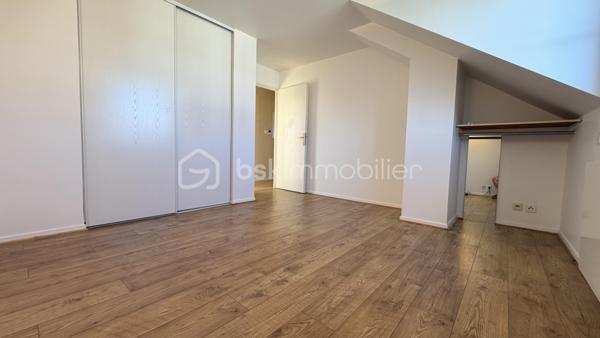 Découvrez cet appartement spacieux et lumineux de 96 m² au sol et 80m2 carrez idéalement situé dans le quartier centre ville Jean Jaurès, offrant un cadre de vie confortable et pratique. 
Profitez d'un environnement vibrant où tranquillité et commodités se conjuguent à la perfection.

Séjour spacieux de plus de 25m2, chambres de 14, 12,5, 12m2;

Avec ses quatre pièces lumineuses, cet appartement se niche au dernier étage d'un immeuble moderne de trois étages ravalé récemment. 

Imaginez-vous prendre votre petit déjeuner sur la terrasse bien exposée, entourée de sérénité. Doté d'un box et d'une place de parking en sous-sol, un  cellier complète ce bien qui coche toutes les cases.

L'intérieur est agencé avec soin, proposant un séjour accueillant, prêt à recevoir famille et amis. Bien entretenu, sans travaux à prévoir,  nombreux rangements et dressing.

Son élégance vous séduira. Le tout est en copropriété bien gérée, avec des charges annuelles de 2400€.

Résidence sécurisée avec Vigik, digicode, ascenseur, à l'abri des nuisances sonores.

À proximité des commerces, transports et des écoles, l'accessibilité est un atout majeur. Ce bien n'attend que vous pour écrire votre nouvelle histoire. 
Contactez FABRICE MARTIN  pour une visite.
