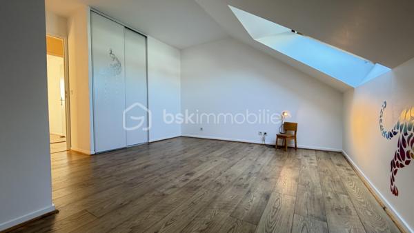 Découvrez cet appartement spacieux et lumineux de 96 m² au sol et 80m2 carrez idéalement situé dans le quartier centre ville Jean Jaurès, offrant un cadre de vie confortable et pratique. 
Profitez d'un environnement vibrant où tranquillité et commodités se conjuguent à la perfection.

Séjour spacieux de plus de 25m2, chambres de 14, 12,5, 12m2;

Avec ses quatre pièces lumineuses, cet appartement se niche au dernier étage d'un immeuble moderne de trois étages ravalé récemment. 

Imaginez-vous prendre votre petit déjeuner sur la terrasse bien exposée, entourée de sérénité. Doté d'un box et d'une place de parking en sous-sol, un  cellier complète ce bien qui coche toutes les cases.

L'intérieur est agencé avec soin, proposant un séjour accueillant, prêt à recevoir famille et amis. Bien entretenu, sans travaux à prévoir,  nombreux rangements et dressing.

Son élégance vous séduira. Le tout est en copropriété bien gérée, avec des charges annuelles de 2400€.

Résidence sécurisée avec Vigik, digicode, ascenseur, à l'abri des nuisances sonores.

À proximité des commerces, transports et des écoles, l'accessibilité est un atout majeur. Ce bien n'attend que vous pour écrire votre nouvelle histoire. 
Contactez FABRICE MARTIN  pour une visite.