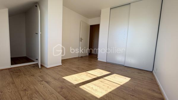Découvrez cet appartement spacieux et lumineux de 96 m² au sol et 80m2 carrez idéalement situé dans le quartier centre ville Jean Jaurès, offrant un cadre de vie confortable et pratique. 
Profitez d'un environnement vibrant où tranquillité et commodités se conjuguent à la perfection.

Séjour spacieux de plus de 25m2, chambres de 14, 12,5, 12m2;

Avec ses quatre pièces lumineuses, cet appartement se niche au dernier étage d'un immeuble moderne de trois étages ravalé récemment. 

Imaginez-vous prendre votre petit déjeuner sur la terrasse bien exposée, entourée de sérénité. Doté d'un box et d'une place de parking en sous-sol, un  cellier complète ce bien qui coche toutes les cases.

L'intérieur est agencé avec soin, proposant un séjour accueillant, prêt à recevoir famille et amis. Bien entretenu, sans travaux à prévoir,  nombreux rangements et dressing.

Son élégance vous séduira. Le tout est en copropriété bien gérée, avec des charges annuelles de 2400€.

Résidence sécurisée avec Vigik, digicode, ascenseur, à l'abri des nuisances sonores.

À proximité des commerces, transports et des écoles, l'accessibilité est un atout majeur. Ce bien n'attend que vous pour écrire votre nouvelle histoire. 
Contactez FABRICE MARTIN  pour une visite.