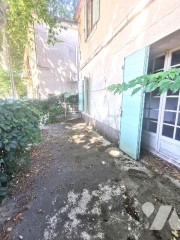 ARLES, secteur TRINQUETAILLE à deux pas des commerces, maison à rénover sur une parcelle de ter...