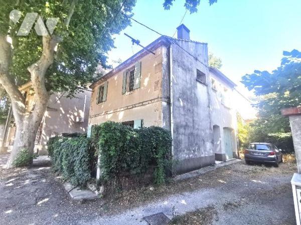 ARLES, secteur TRINQUETAILLE à deux pas des commerces, maison à rénover sur une parcelle de ter...
