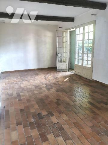 ARLES, secteur TRINQUETAILLE à deux pas des commerces, maison à rénover sur une parcelle de ter...