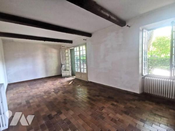 ARLES, secteur TRINQUETAILLE à deux pas des commerces, maison à rénover sur une parcelle de ter...