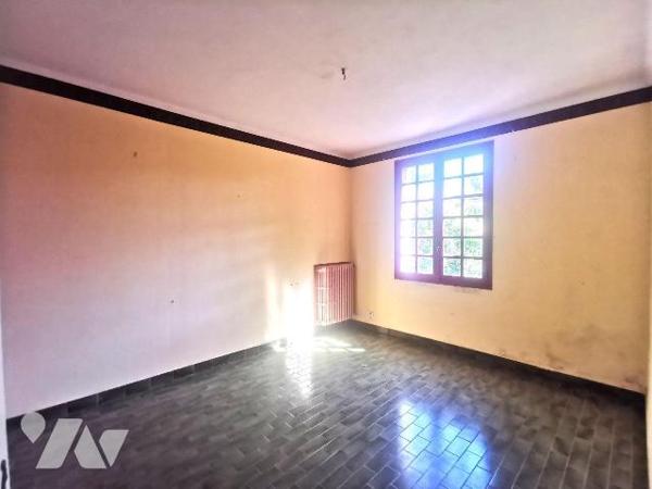 ARLES, secteur TRINQUETAILLE à deux pas des commerces, maison à rénover sur une parcelle de ter...