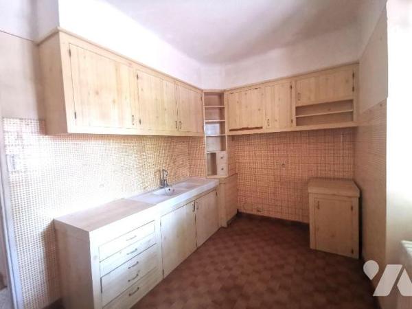 ARLES, secteur TRINQUETAILLE à deux pas des commerces, maison à rénover sur une parcelle de ter...