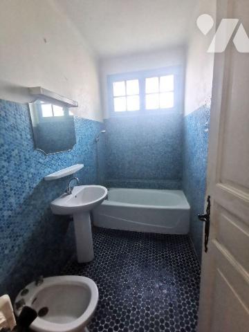 ARLES, secteur TRINQUETAILLE à deux pas des commerces, maison à rénover sur une parcelle de ter...