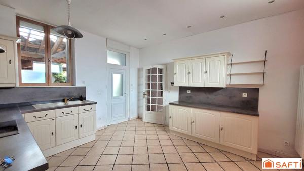 MAISON T6 de 143m² en CENTRE VILLE avec commodités de plain-pied, grande terrasse et accès véhicule