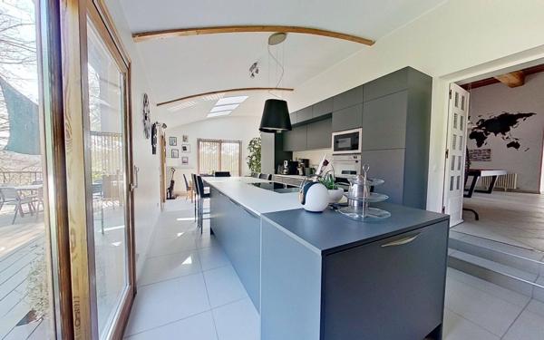 Maison à vendre    6 pièces • 230 m2 Lyon 9