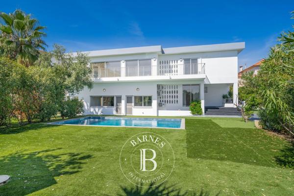 Saint-Laurent-du-Var, Villa 8 Chambres -  340 m² à vendre