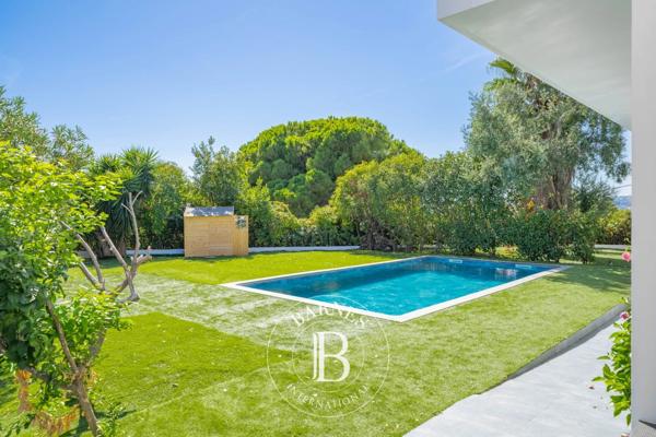 Saint-Laurent-du-Var, Villa 8 Chambres -  340 m² à vendre