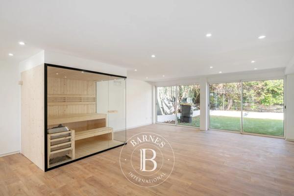 Saint-Laurent-du-Var, Villa 8 Chambres -  340 m² à vendre