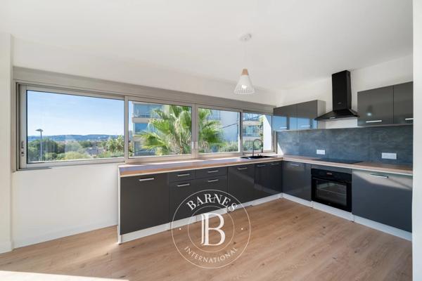 Saint-Laurent-du-Var, Villa 8 Chambres -  340 m² à vendre