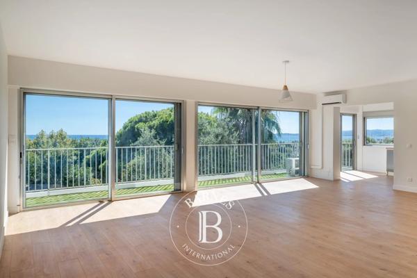 Saint-Laurent-du-Var, Villa 8 Chambres -  340 m² à vendre