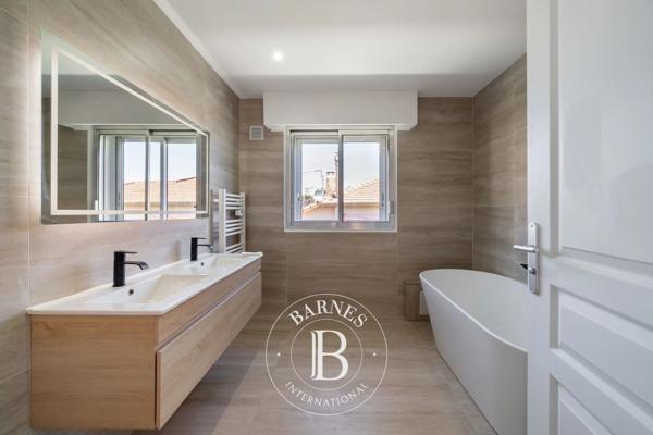 Saint-Laurent-du-Var, Villa 8 Chambres -  340 m² à vendre