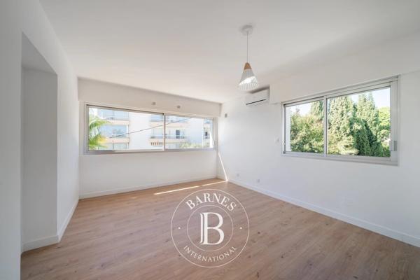 Saint-Laurent-du-Var, Villa 8 Chambres -  340 m² à vendre