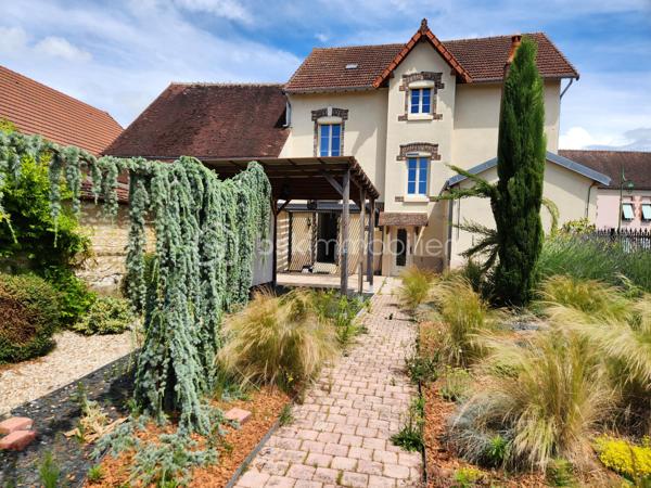 ✨ Découvrez cette maison de village pleine de charme, entièrement rénovée 🏡, offrant 125 m² habitables.                                 Au rez-de-chaussée, vous serez accueilli par une entrée ✨, une cuisine moderne aménagée 🍽️, une salle à manger conviviale avec poêle à granulés 🔥, et un salon chaleureux avec cheminée 🛋️.                                                                                                        Un couloir dessert une salle d'eau 🚿, ainsi qu'une chaufferie avec chaudière à fioul.                                                                                 À l'étage: Trois chambres lumineuses  d'environ (16, 9 et 17 m²) 🛏️, chacune dont une avec dressing 👗, une salle d'eau et un WC. Au deuxième étage: Une chambre d'environ 14 m², un bureau 📚, et un grenier aménageable d'environ 30 m².                                              À l'extérieur: Une grange d'environ 45 m² avec atelier 🛠️, une cave, et un jardin arboré d'environ 448 m² 🌳.                              Tout à l'égout, VMC, double vitrage , fibre .                                                                                                                                                       Une opportunité rare à ne pas manquer !